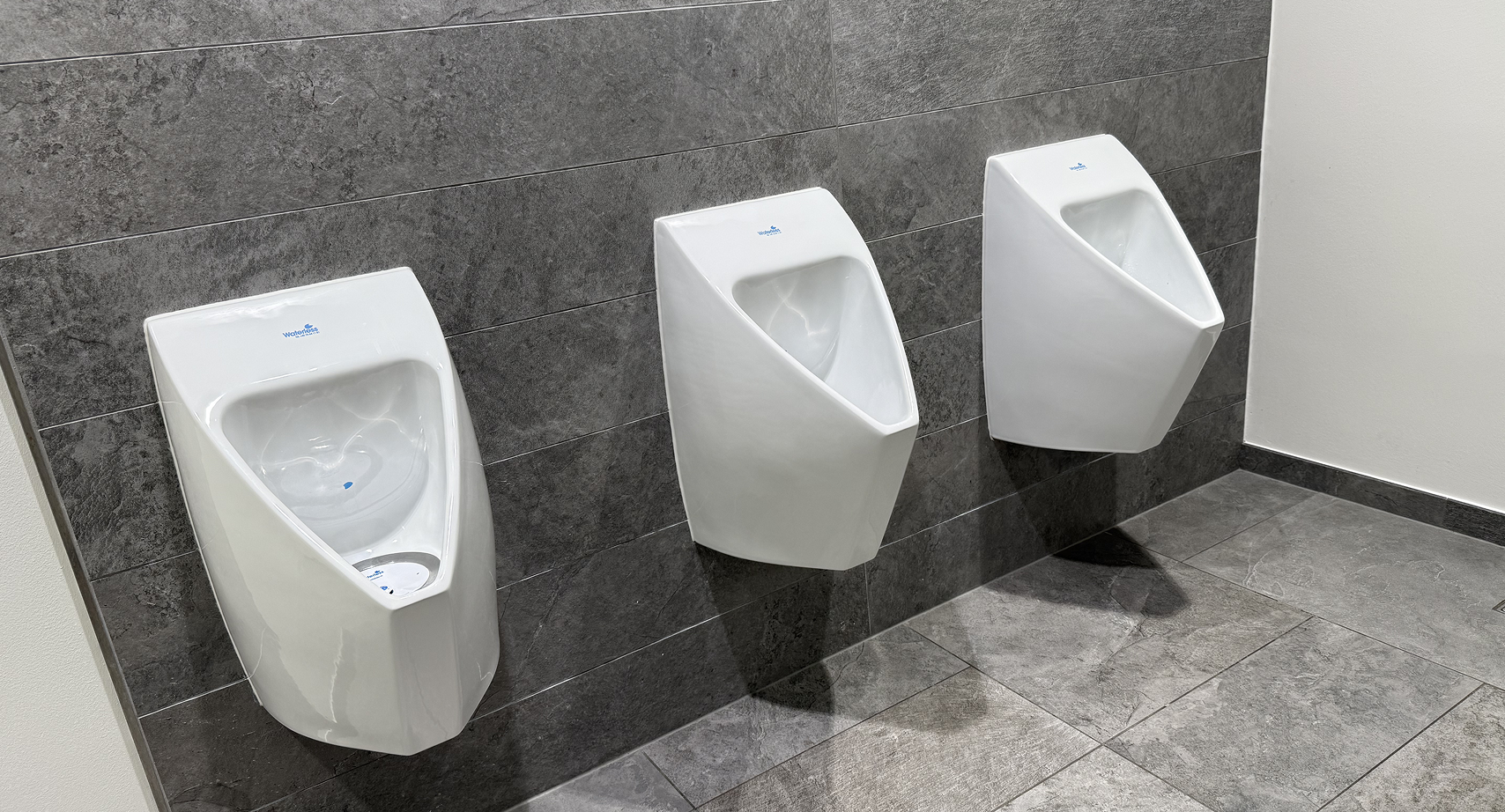 Vores urinaler er vand frie.